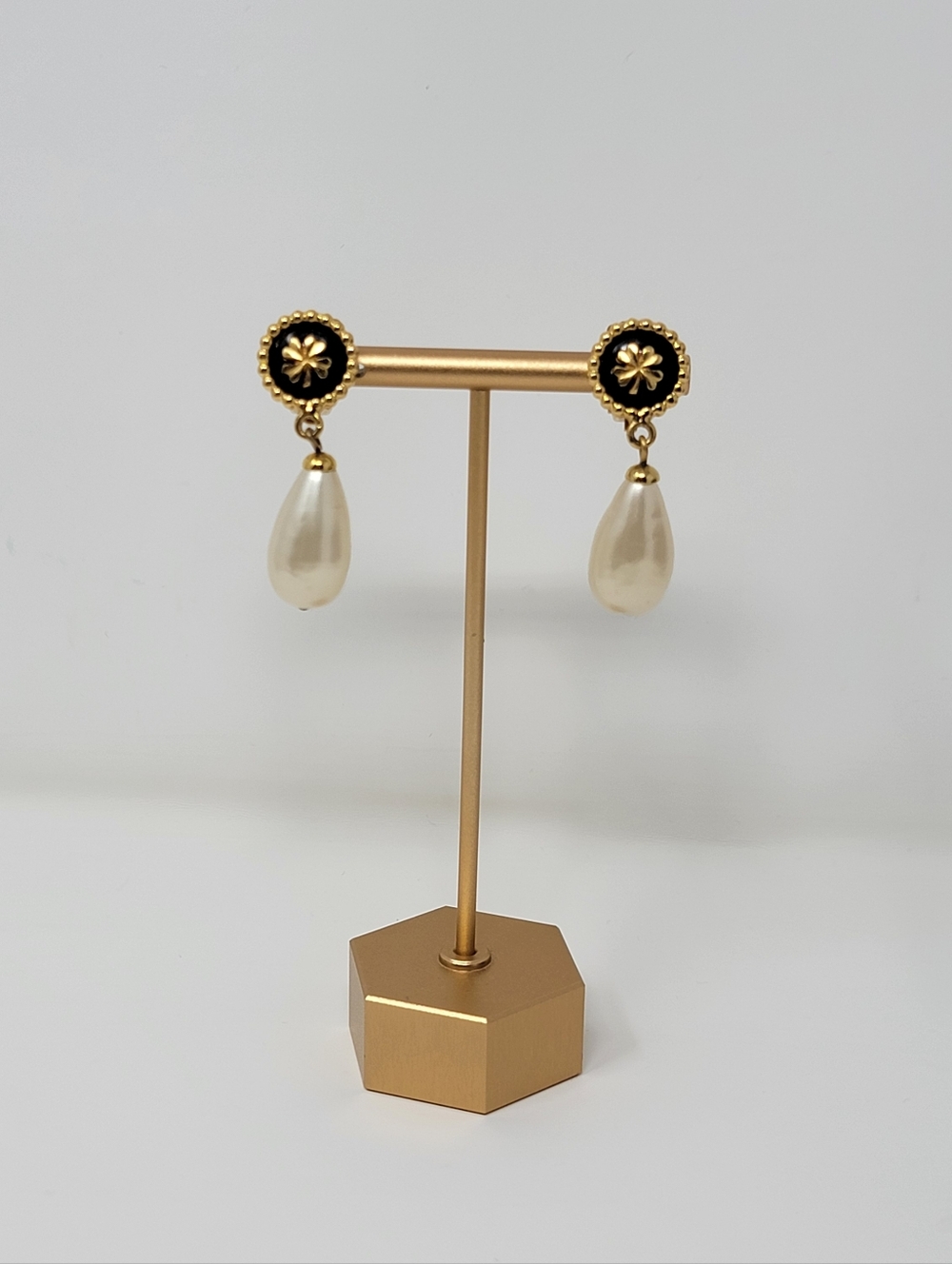 Chanel Gold-tone clover motif with Faux Pearl Clip-on Earrings - Picture 2 of 7